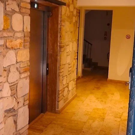 Lovely Flat With Balcony Near Hadrian's Gate Appartement Antalya