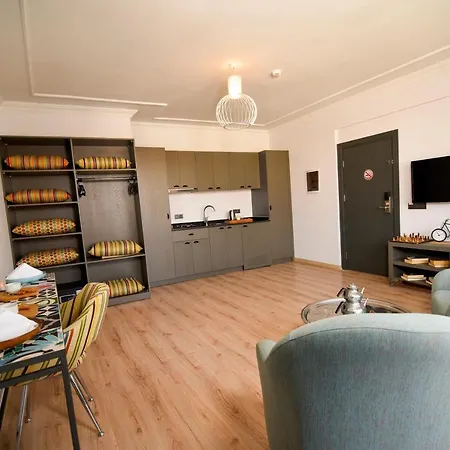Апартаменты Lovely Flat With Balcony Near Hadrian's Gate *