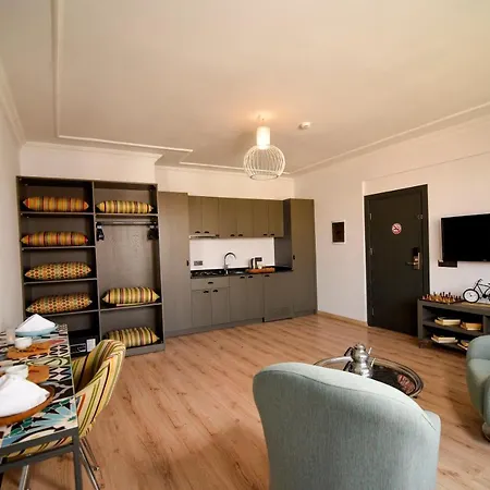 Apartamento Lovely Flat With Balcony Near Hadrian's Gate *