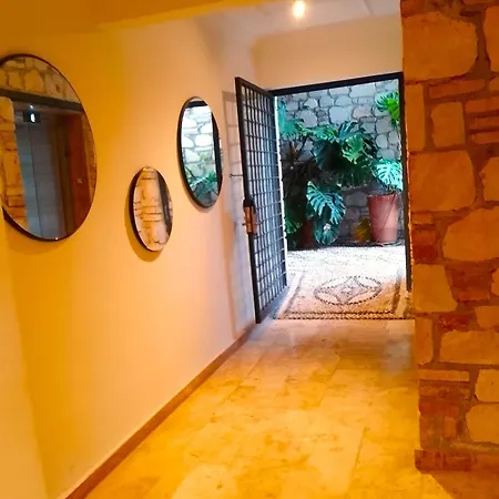 Apartamento Lovely Flat With Balcony Near Hadrian's Gate *